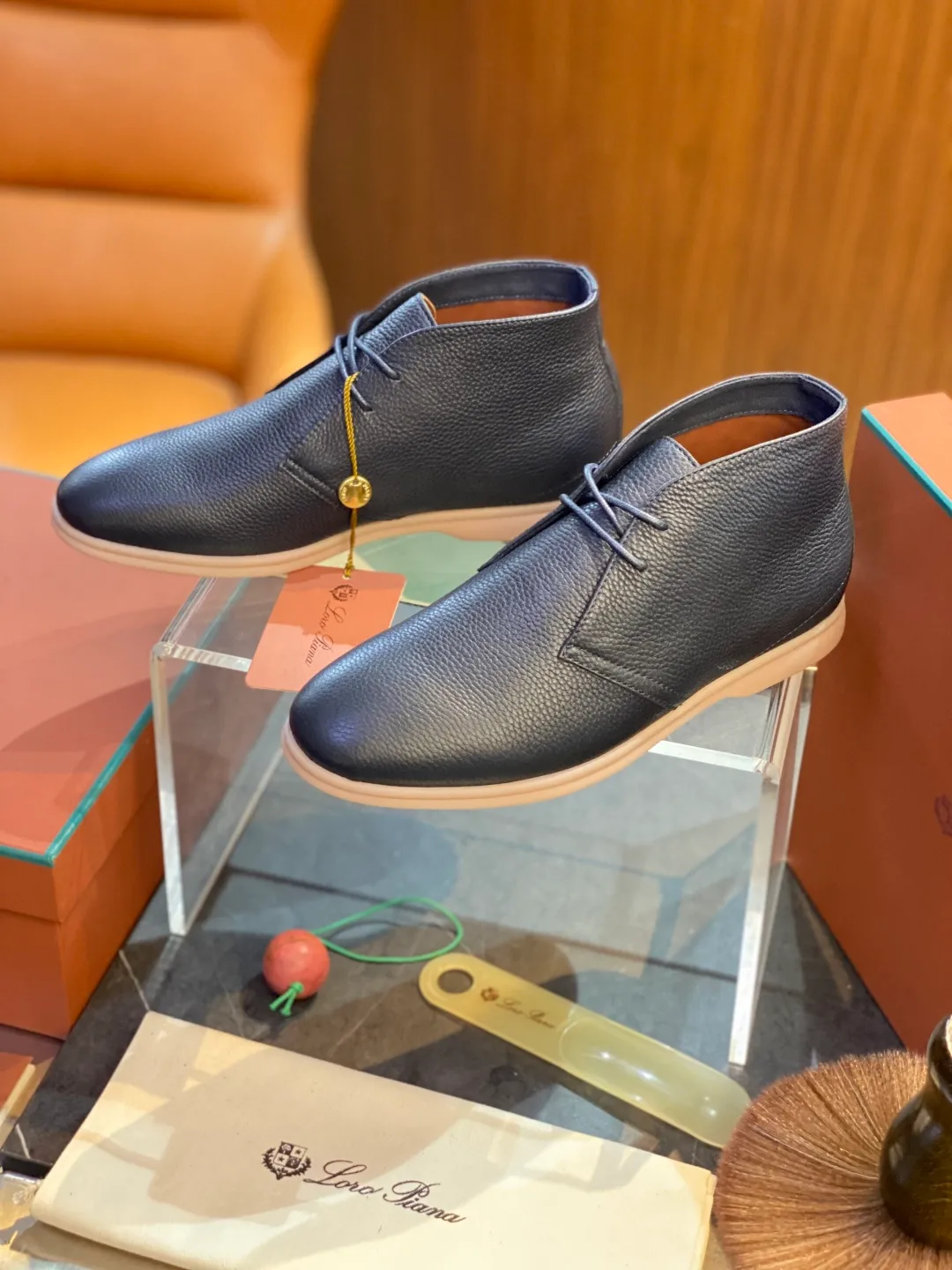💰780 Loro Piana men's boots for autumn and winter ♞size; 39~46 The flexibility of first-layer cowhide returns to nature and feels the freedom and elegance in the city. A return to the original equestrian elegance aesthetics, Loro Piana is once again inspired by equestrianism this season, perfectly integrating freedom, elegance and functionality.